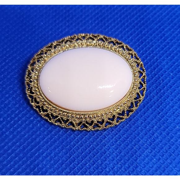 VNTG Pastel Pink Cabochon Pin With Shiny Gold Heart Filligree Trim Brand 1928 - Picture 7 of 8